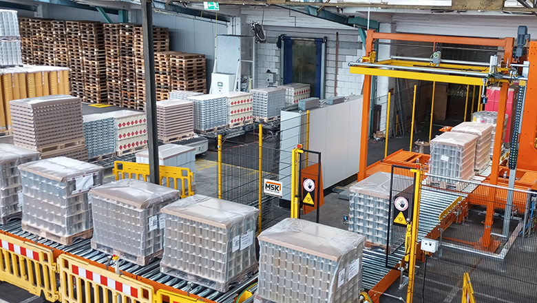 pallet conveying system with pallet stacking