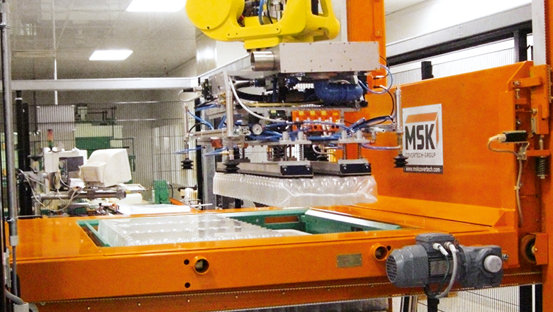 robotic palletizer with centering frame